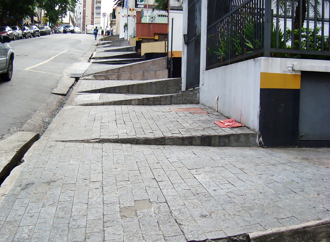 Calçada na Rua Barata Ribeiro, em São Paulo