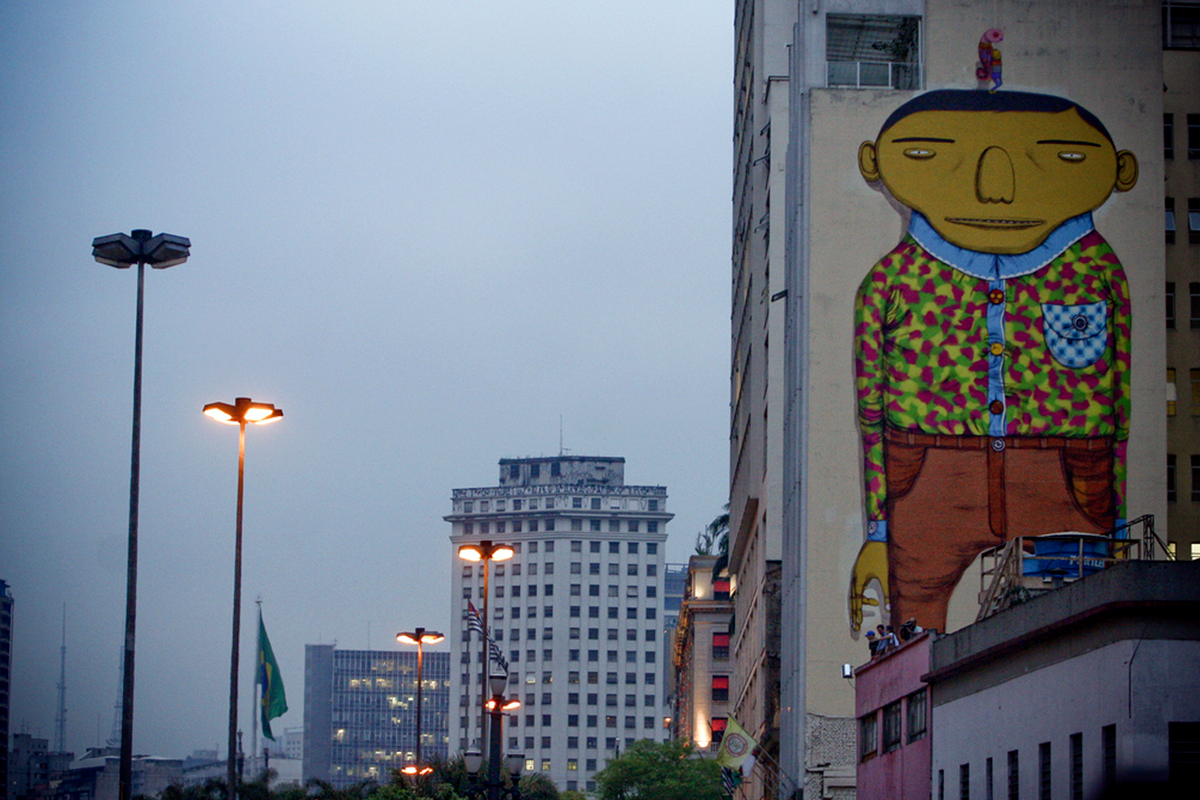 O Estrangeiro, graffiti de Os Gêmeos, no Vale do Anhangabaú, apagado pela prefeitura em 2012 pela Lei Cidade Limpa