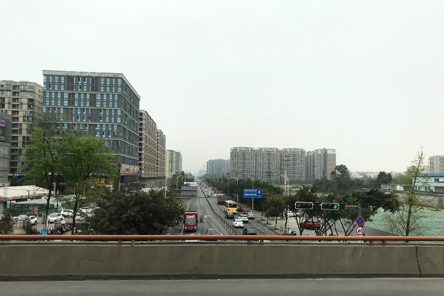 Superquadras com blocos repetidos no horizonte de Chengdu. À direita, um terreno "esvaziado" para abrigar novas construções.
