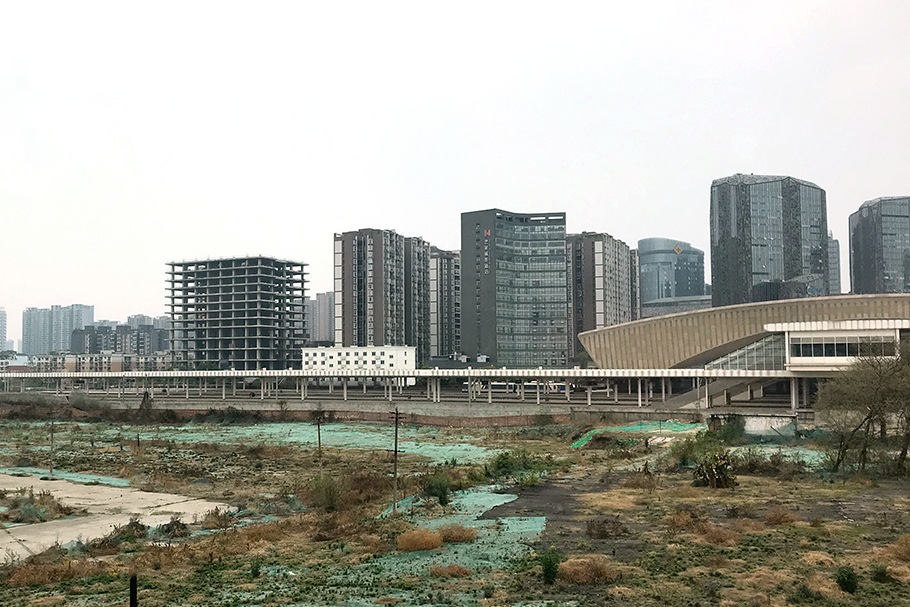 Contraste entre as construções antigas e novas em Chengdu