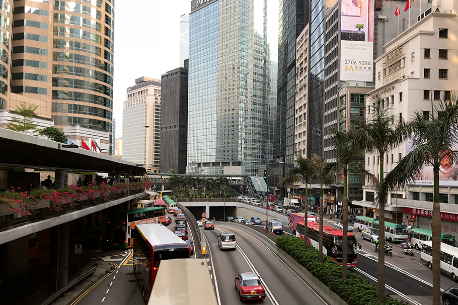 Foto da região central de Hong Kong, a partir de uma das passarelas na Connaught Road.