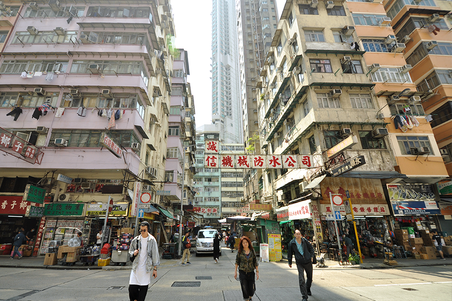 Edifícios residenciais antigos em Kowloon, Hong Kong, onde a coabitação é comum.
