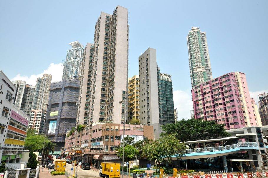 Diversidade de tipologias arquitetônicas em Kowloon.