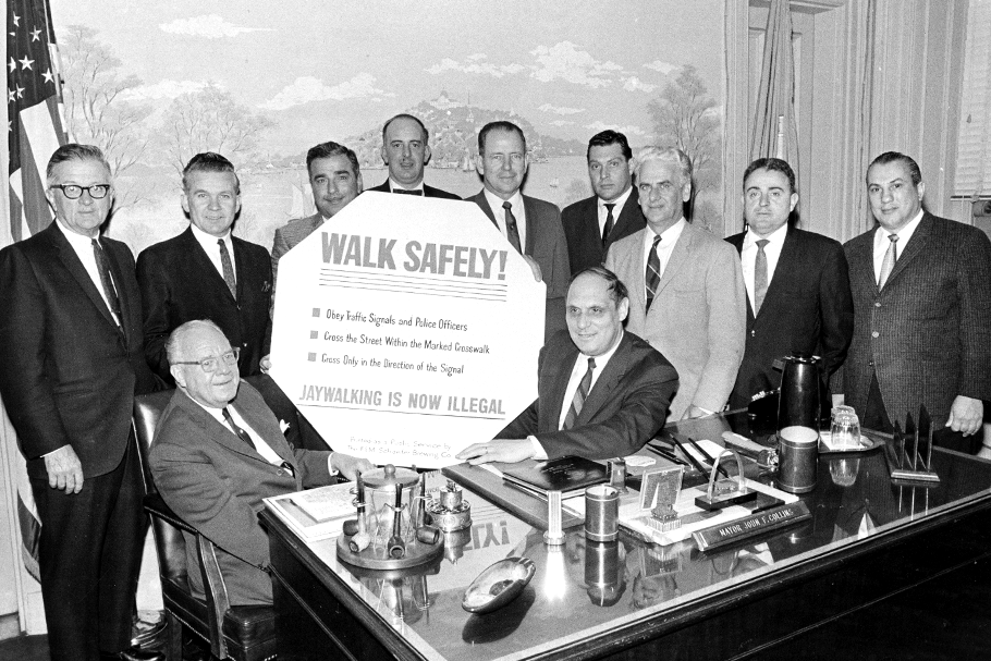 Prefeitura de Boston proibindo o jaywalking nos anos 1960.