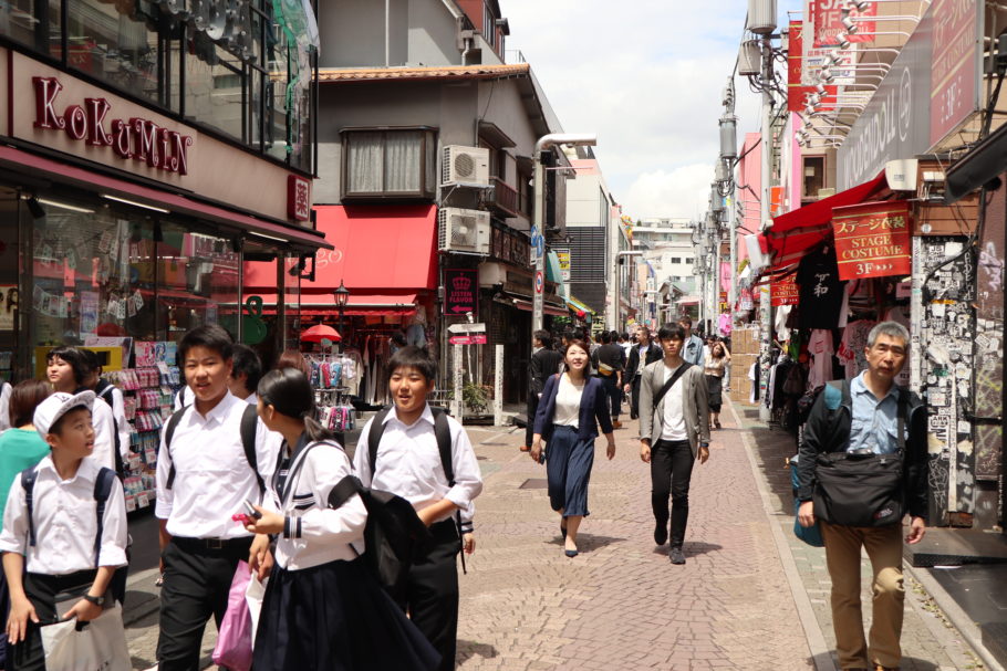 As ruas estreitas de Tóquio são reflexo do desenvolvimento urbano não coordenado.