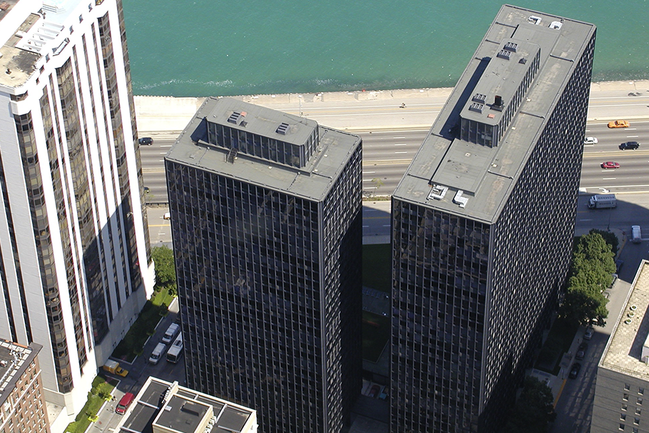 Edifícios residenciais projetados por Mies van der Rohe no Lake Shore Drive, Chicago.