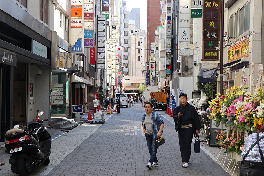 Com pavimentação especial, as ruas internas de Tóquio são compartilhadas entre pedestres e veículos.
