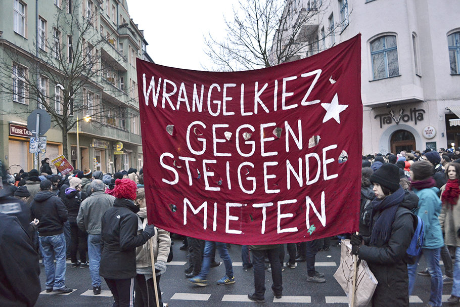 Protestos em Berlim. No cartaz, "Wrangelkiez contra o aumento de aluguel" (Wrangelkiez é um dos bairros da capital alemã).