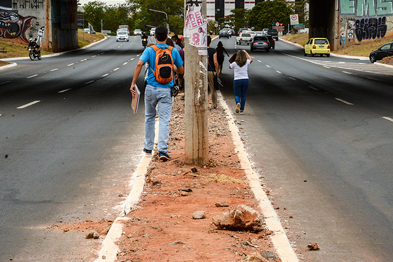 Calçadas brasileiras revelam negligência com o pedestre
