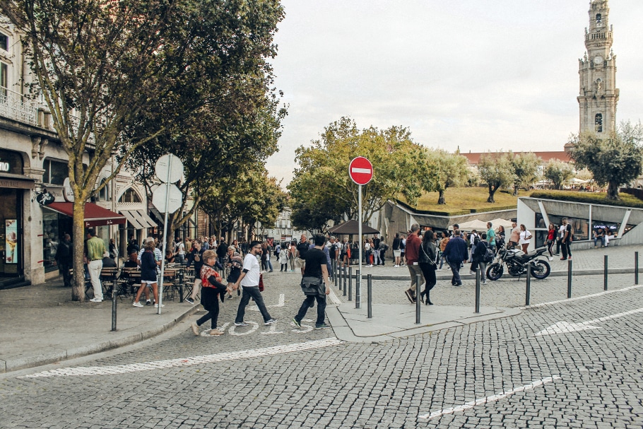 Circulação de pedestres garantindo a segurança nas ruas da cidade do Porto.