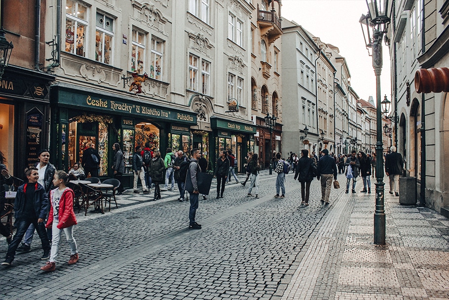 Pedestres circulando com segurança nas ruas de Praga, na República Tcheca.