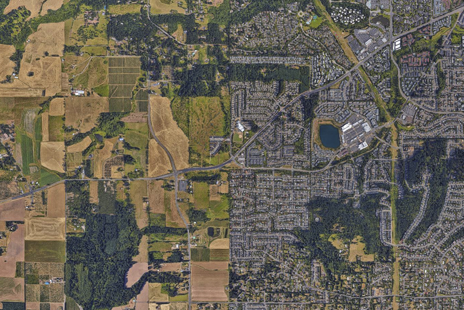Imagem aérea da área metropolitana de Portland, EUA, mostrando sua barreira de crescimento urbano bem definida.