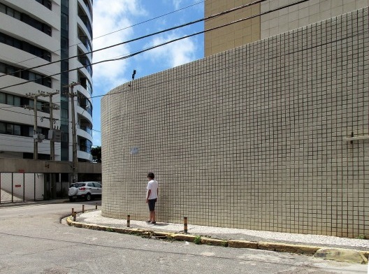 Paredões de prédios residenciais recuados, no bairro de Boa Viagem, Recife
