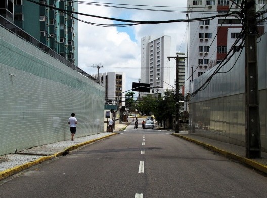 Paredões de prédios residenciais recuados, no bairro de Boa Viagem, Recife