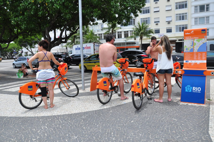 Estação de bicicletas compartilhadas no Rio de Janeiro.
