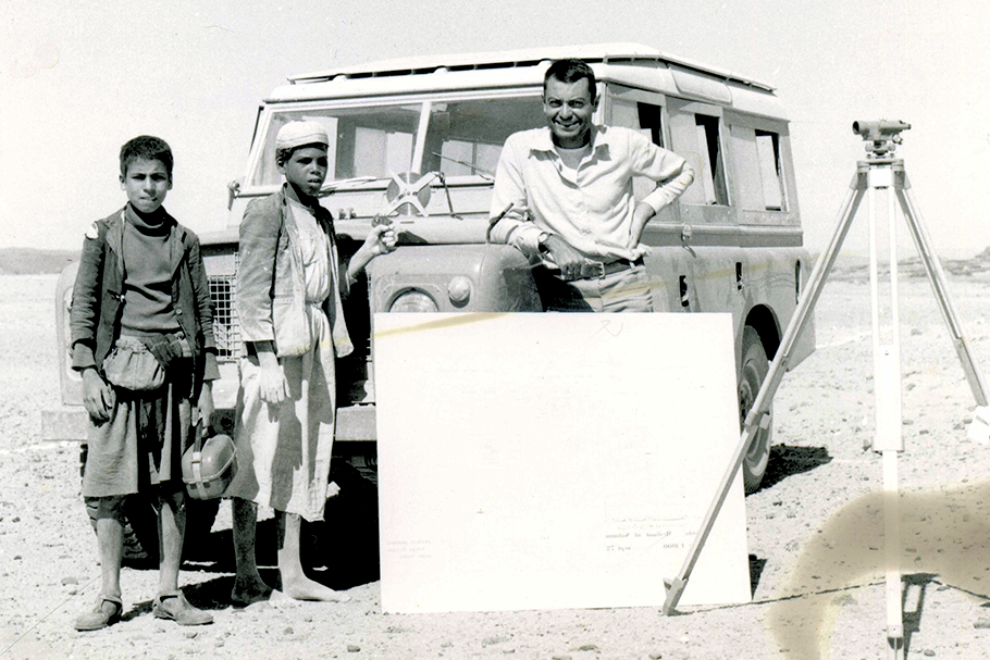 Alain Bertaud traçando novas ruas no Iêmen, 1970.