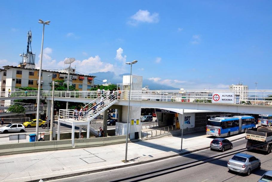 Passarela da Estação Merck do BRT do Rio de Janeiro