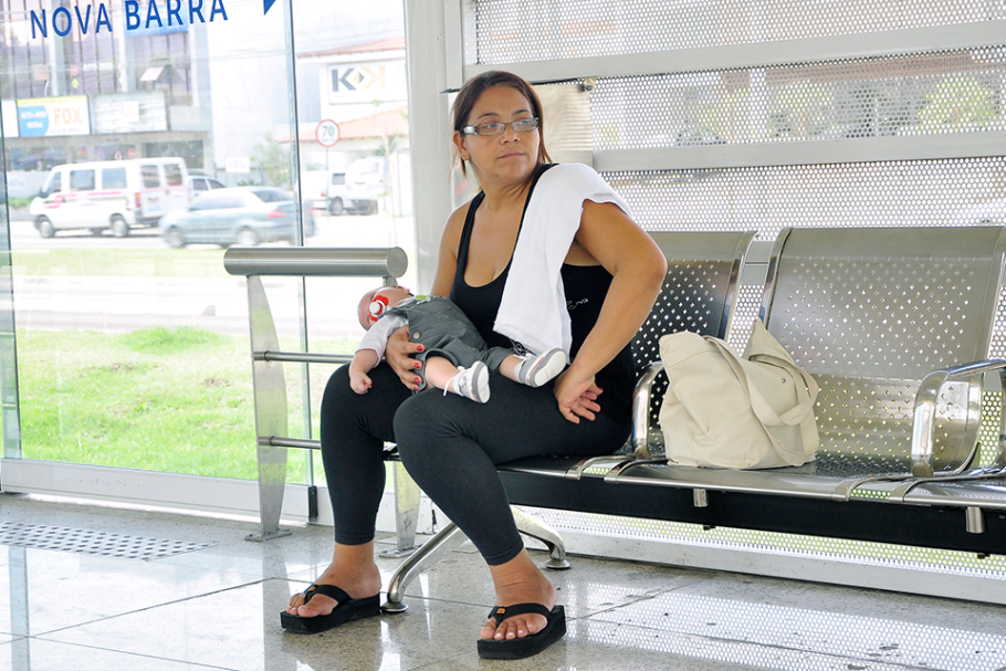 mulher na estação do BRT