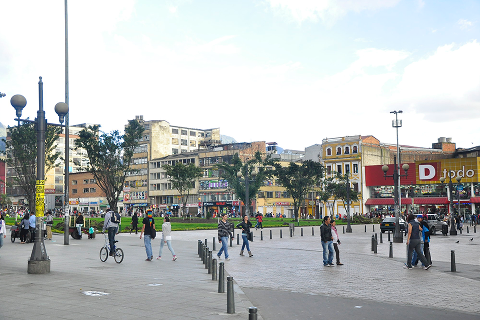 Calçada e rua de Bogotá