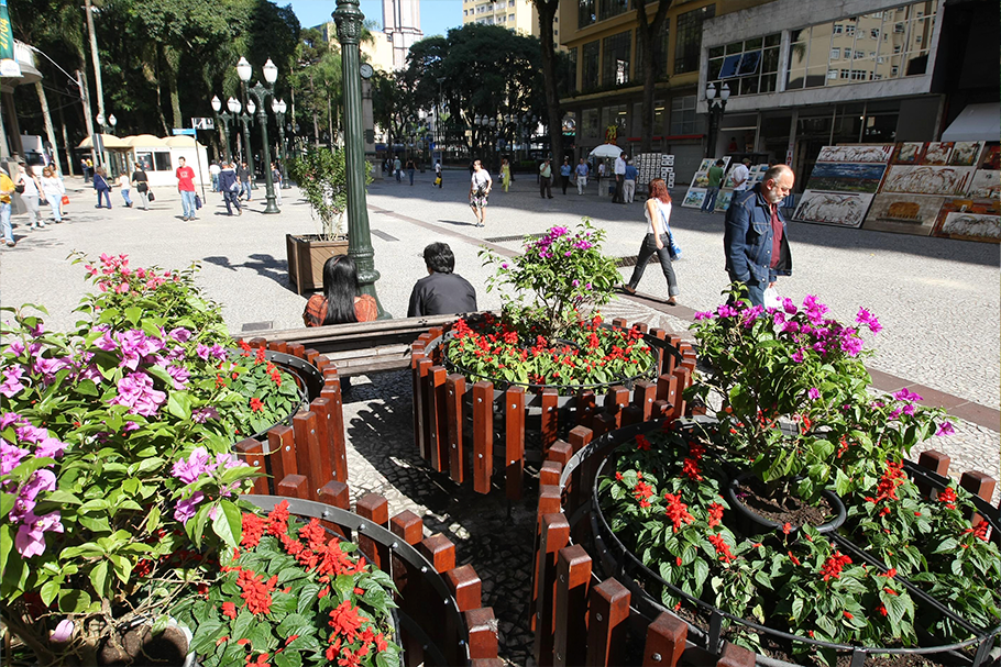 Mobiliário urbano da rua XV de Novembro, em Curitiba.