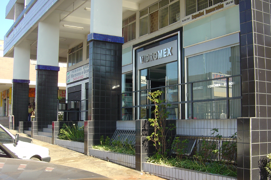 Edifício em rua comercial de Brasília