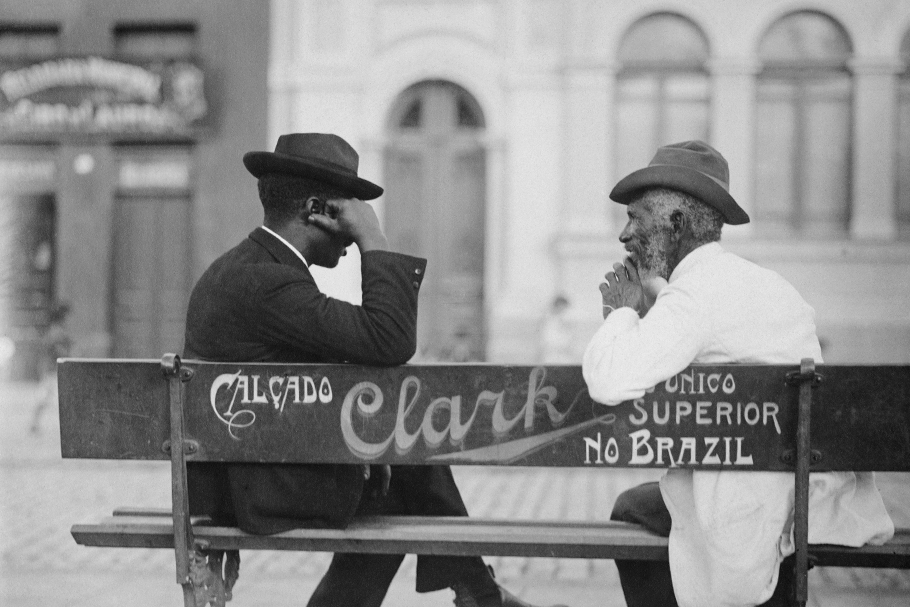 Homens conversando em banco de praça, São Paulo