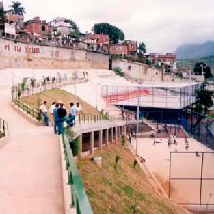 Antes e depois das obras do programa Favela-Bairro