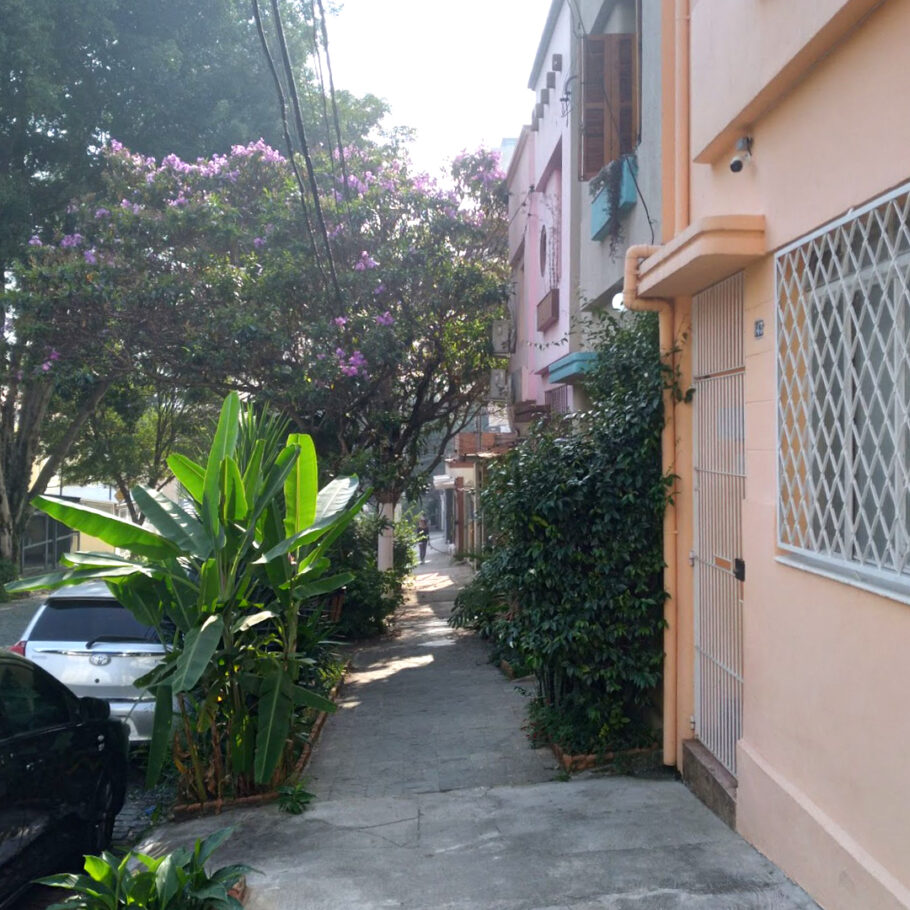 Canteiro na calçada em frente a uma casa na Vila Pompeia. Por que não planejar melhor, coordenar ou mesmo incentivar ações deste tipo?