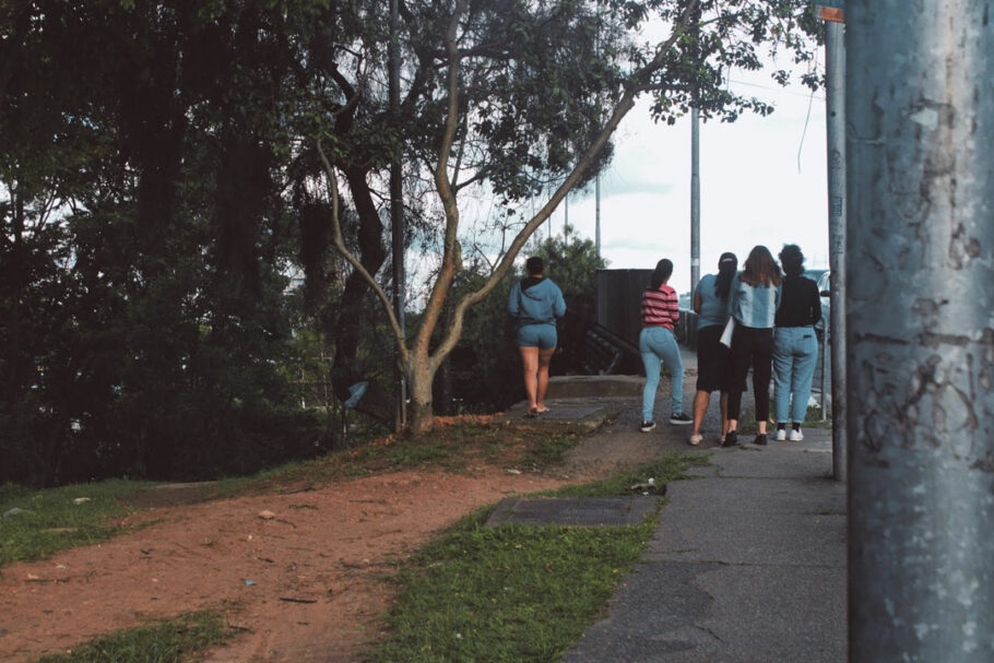 Mulheres na ponte João Dias identificando a precariedade e a falta de acesso ao Parque. (Imagem: Produtora do Corre)