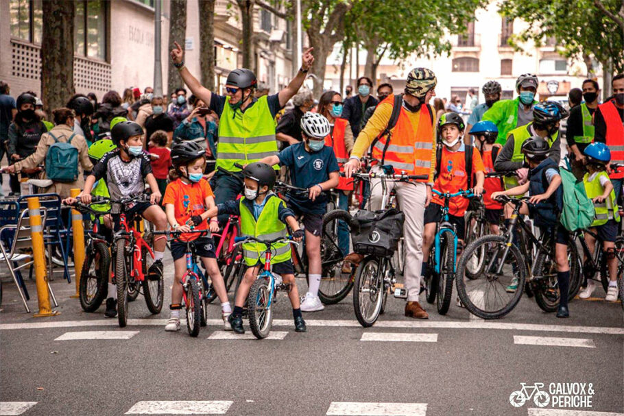 Em Barcelona, as crianças pedalam em grupo até a escola, protegidas pelos adultos.
