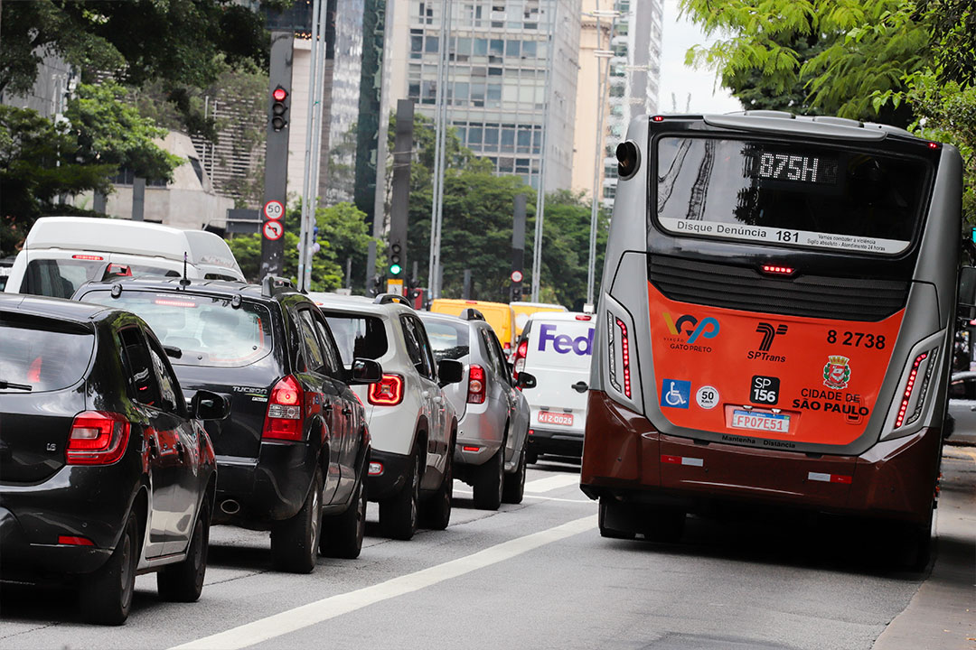 Carro ou ônibus: quem é mais eficiente no transporte de passageiros?