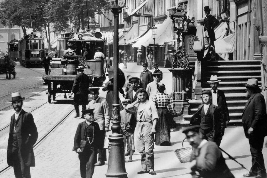 A abundante vida social nas calçadas na virada do século 20: Gdansk, Polônia e Campus Martius no centro de Detroit.