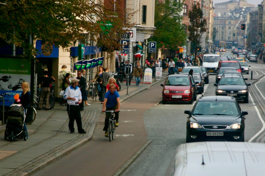 Fora do centro de Copenhagen, muitas calçadas transformaram-se em “pedaços de pavimento”, criando condições claustrofóbicas e inseguras para os caminhantes.