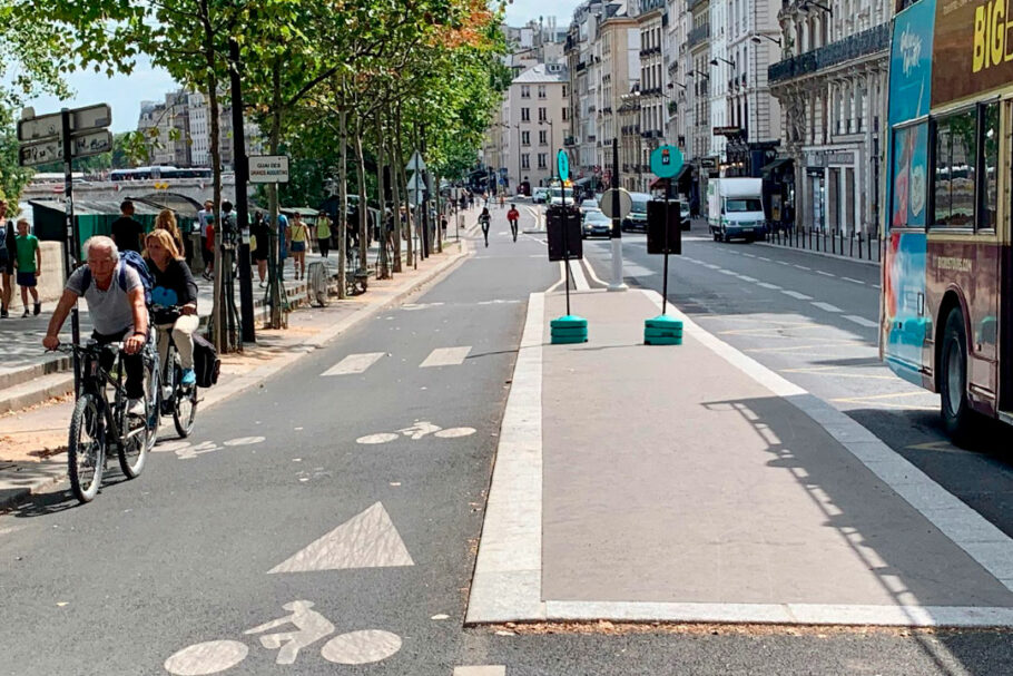 Em Paris, as faixas reservadas para pedestres, bicicletas e veículos criam um “muro” que isola cada grupo e cria um ambiente “sem atrito”, a fim de manter a velocidade de deslocamento ao longo dos corredores.