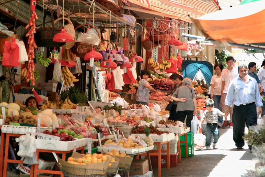 Vitalidade urbana: as ruas de Hong Kong também funcionam como mercados de rua vibrantes.