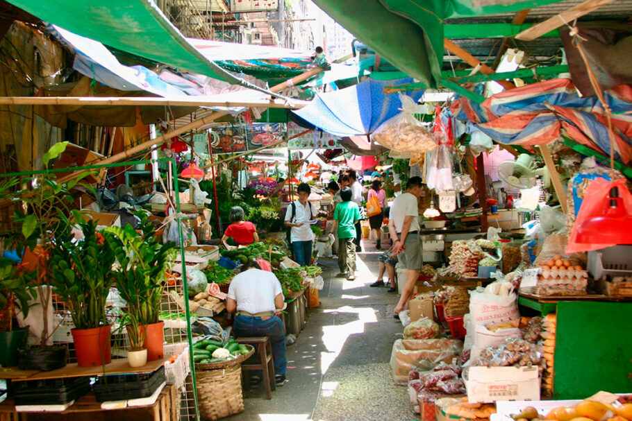 Vitalidade urbana: as ruas de Hong Kong também funcionam como mercados de rua vibrantes.