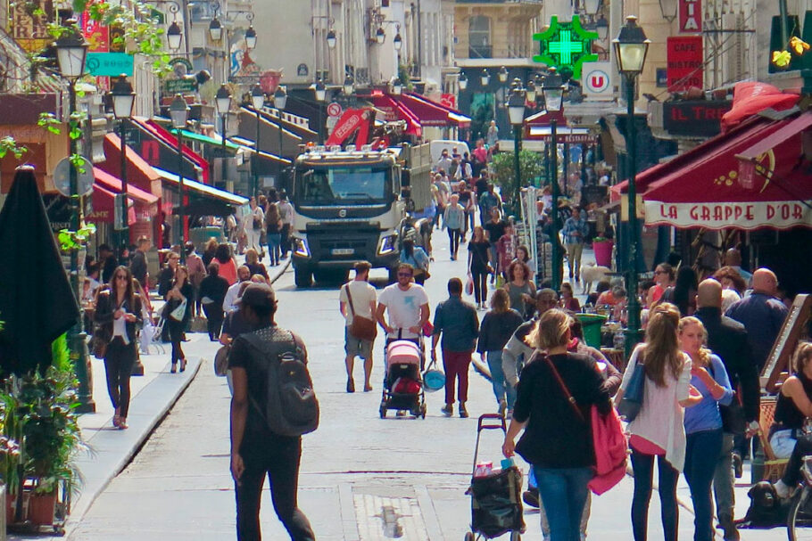 Nas ruas estreitas de Paris, a distinção entre “fachada de loja”, “calçada” e “rua” torna-se maravilhosamente confusa.