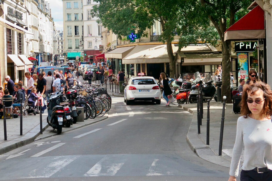 Vitalidade urbana: nas ruas estreitas de Paris, a distinção entre “fachada de loja”, “calçada” e “rua” torna-se maravilhosamente confusa.