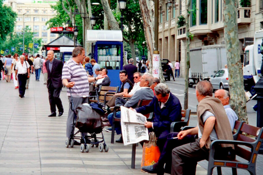 Vitalidade urbana: pessoas passeando, socializando, conversando em cafés... todas atividades básicas nas ruas populares de Barcelona e Paris.
