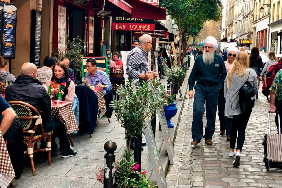 Pessoas passeando, socializando, conversando em cafés... todas atividades básicas nas ruas populares de Barcelona e Paris.