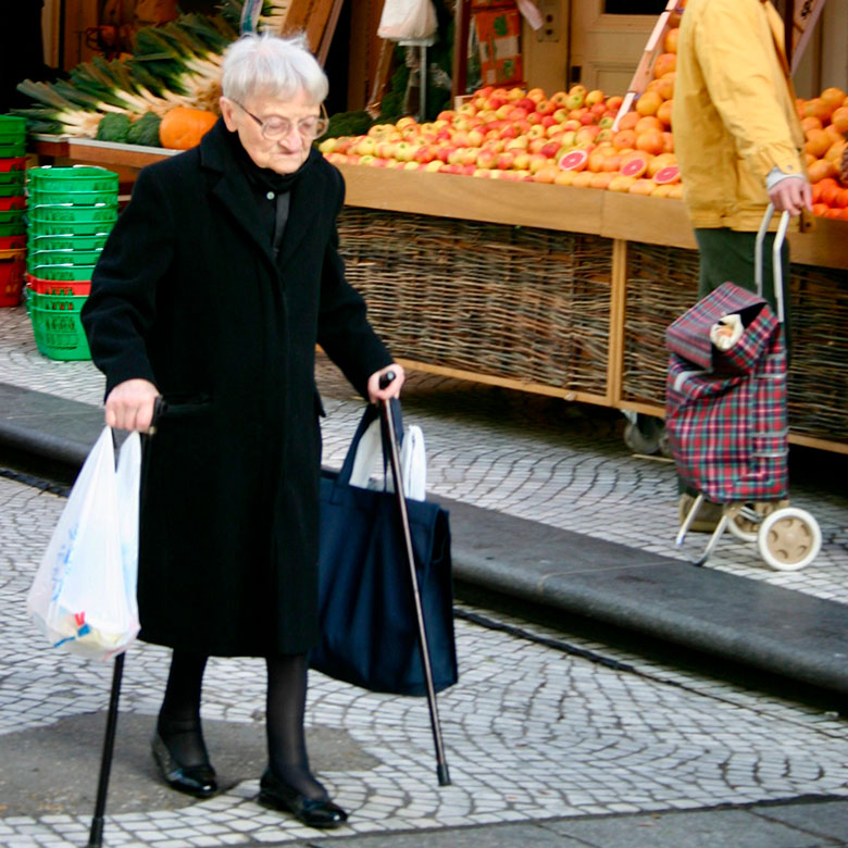 Esta mulher mais idosa consegue viver uma vida independente porque pode fazer tarefas diárias numa rua comercial de Paris sem trânsito. Cuidar das pessoas a pé é uma responsabilidade básica de toda cidade.