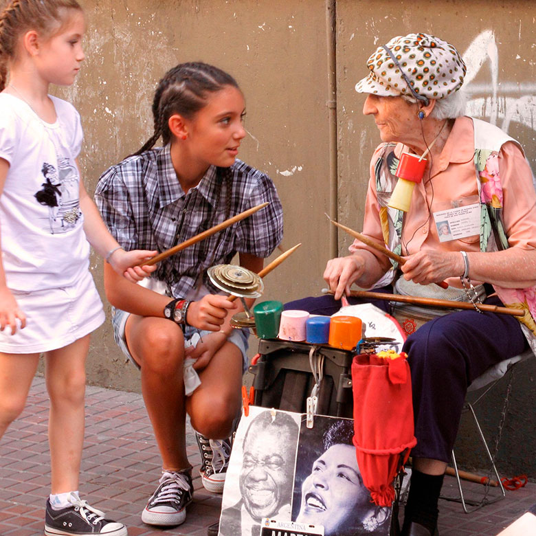 A rua La Defensa, em Buenos Aires, reúne pessoas todos os domingos com uma série de atividades divertidas.