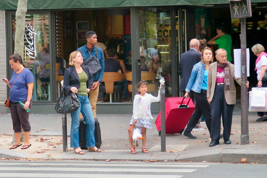 Vitalidade urbana: até mesmo o icônico poste de amarração de Paris apoia a vida animada nas ruas nos cruzamentos.