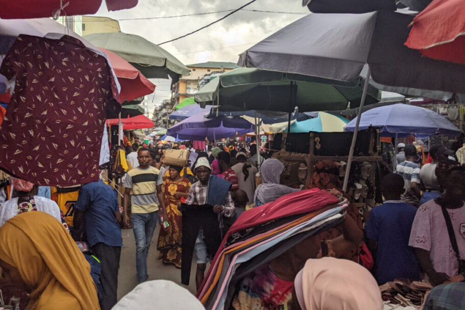 Um mercado no centro de Dar es Salaam, Tanzânia