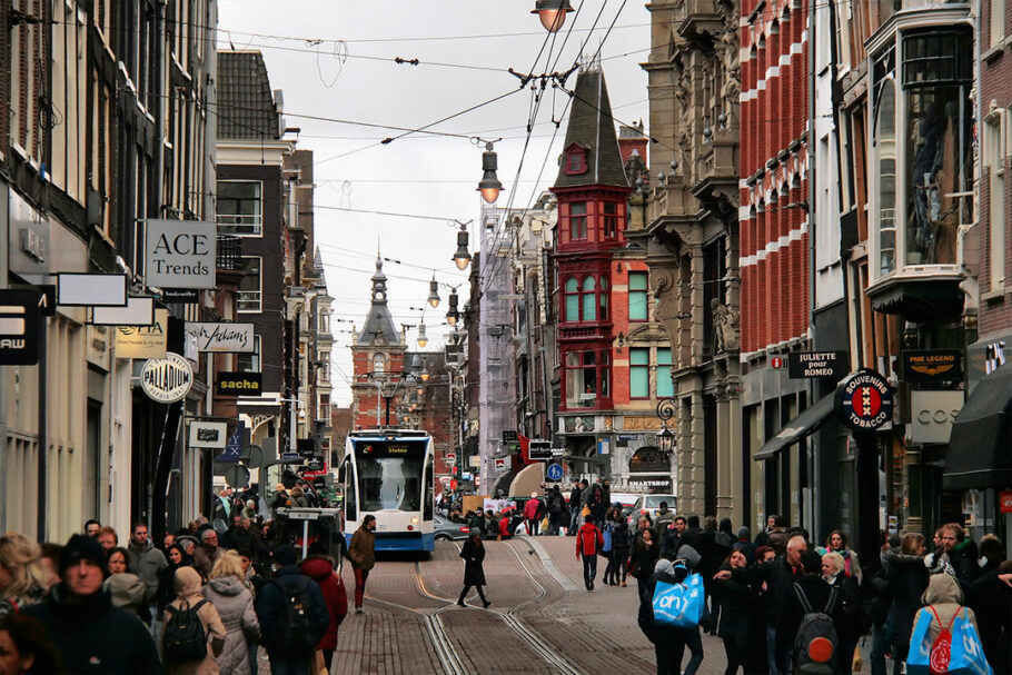 A convivência entre pedestres, ciclistas e transporte público é uma marca das ruas holandesas.