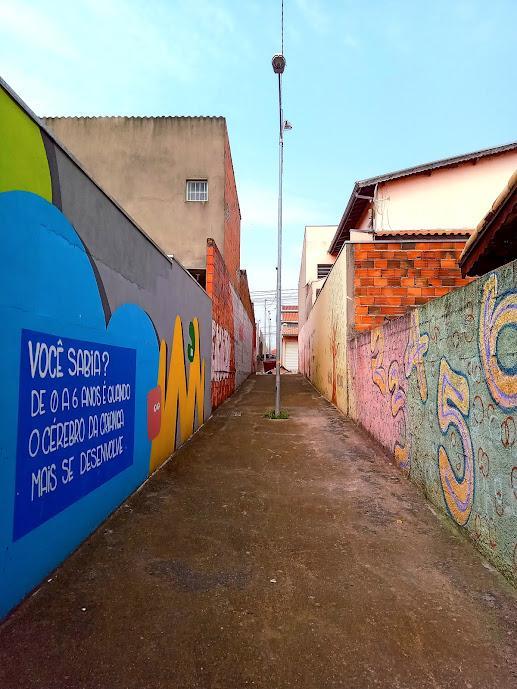 Viela de pedestres com muros pintados localizada no bairro Novo Horizonte, em Jundiaí.