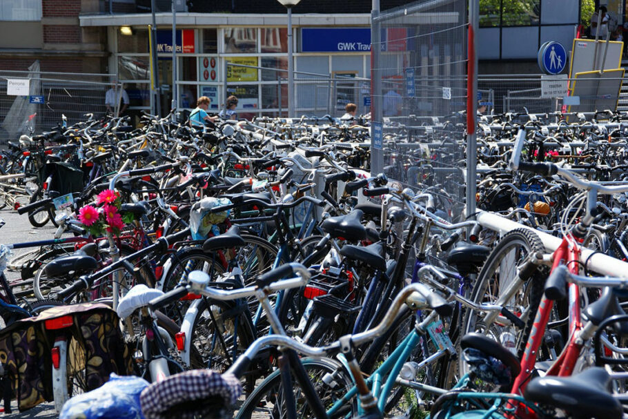 Estacionamento para bicicletas em Delft, nos Países Baixos.