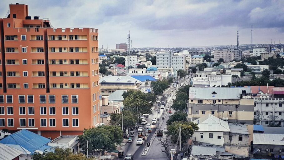 A foto mostra a cidade de Mogadiscu, na Somália. 