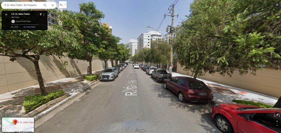 A imagem mostra a Rua Dr. Hélio Fidélis, no bairro Colina de São Francisco (SP).