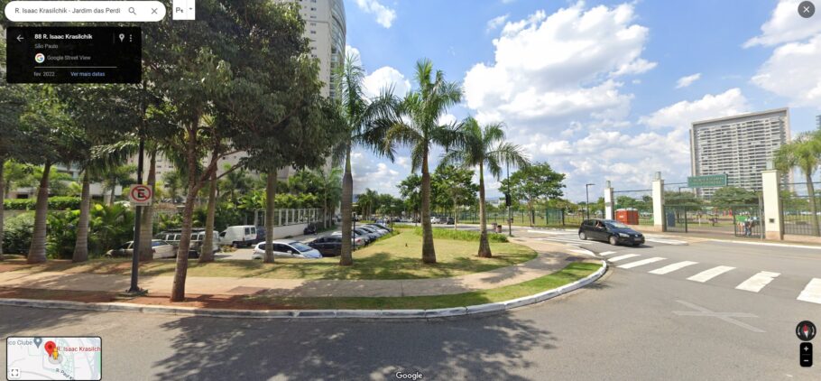 A imagem mostra a Rua Isaac Krasilchik, no Jardim das Perdizes (SP), próximo a uma das entradas do parque